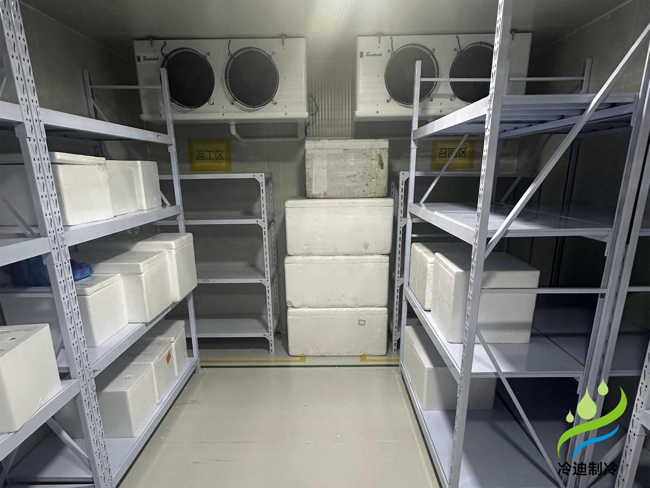 花3萬元可以建造20-30平方的果蔬保鮮冷庫，10-20平方的-18℃冷凍庫，10-30平方的食品恒溫冷庫，20立方標準醫(yī)藥冷庫。配置采用六面體設(shè)計，聚氨酯保溫板搭建庫體，內(nèi)置吊頂式冷風(fēng)機，搭配艾默生谷輪機組，新亞洲智能節(jié)能電控箱，手動半埋門，搭配風(fēng)幕機，此類配置是比較常見，也是較為穩(wěn)定的，小型冷庫可以訂制移動款，集裝箱或活動式，全國乃至國外均可發(fā)貨。